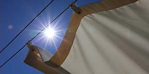 Verschiedene Sonnensegel am Strand