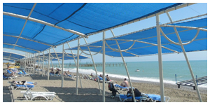 Verschiedene Sonnensegel am Strand